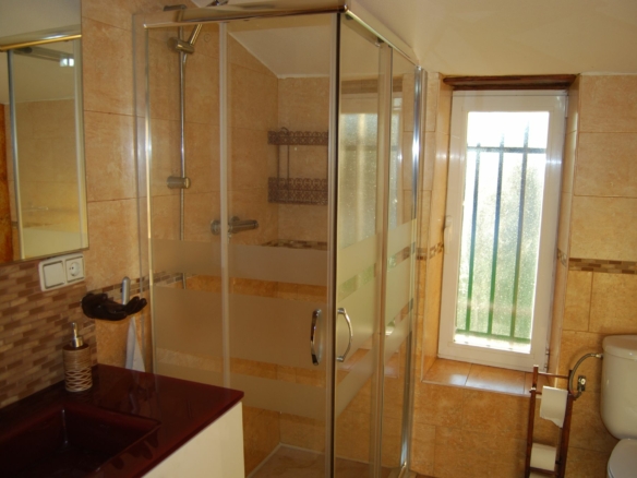 baño-ducha-ventana-casa-rural-salamanca-el-rincon-de-arabayona