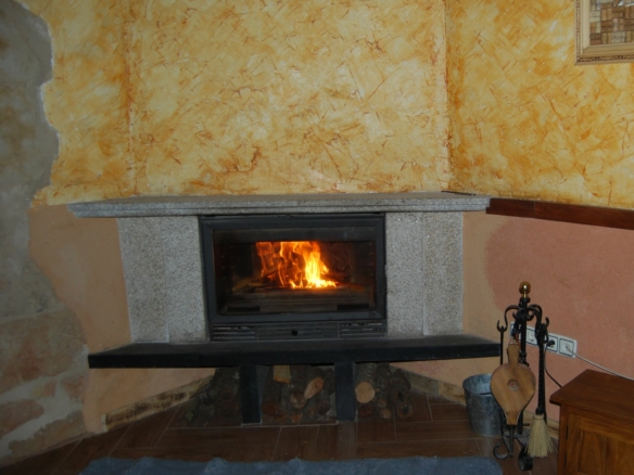 chimenea-salon-alojamiento-el-rincon-de-arabayona