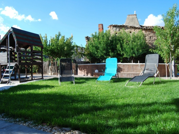 jardin-piscina-caseta-niños-el-rincon-de-arabayona