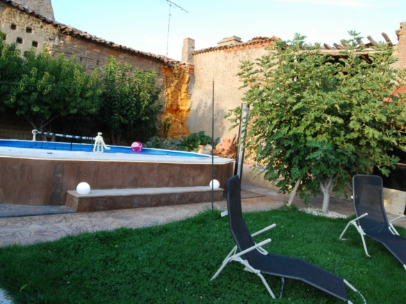 piscina-jardin-hamacas-alojamiento-turistico-salamanca-el-rincon-de-arabayona