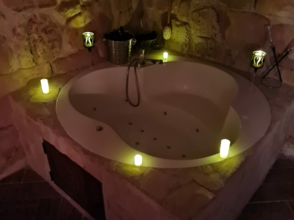 jacuzzi-romantico-amor-habitacion-el-rincon-de-arabayona